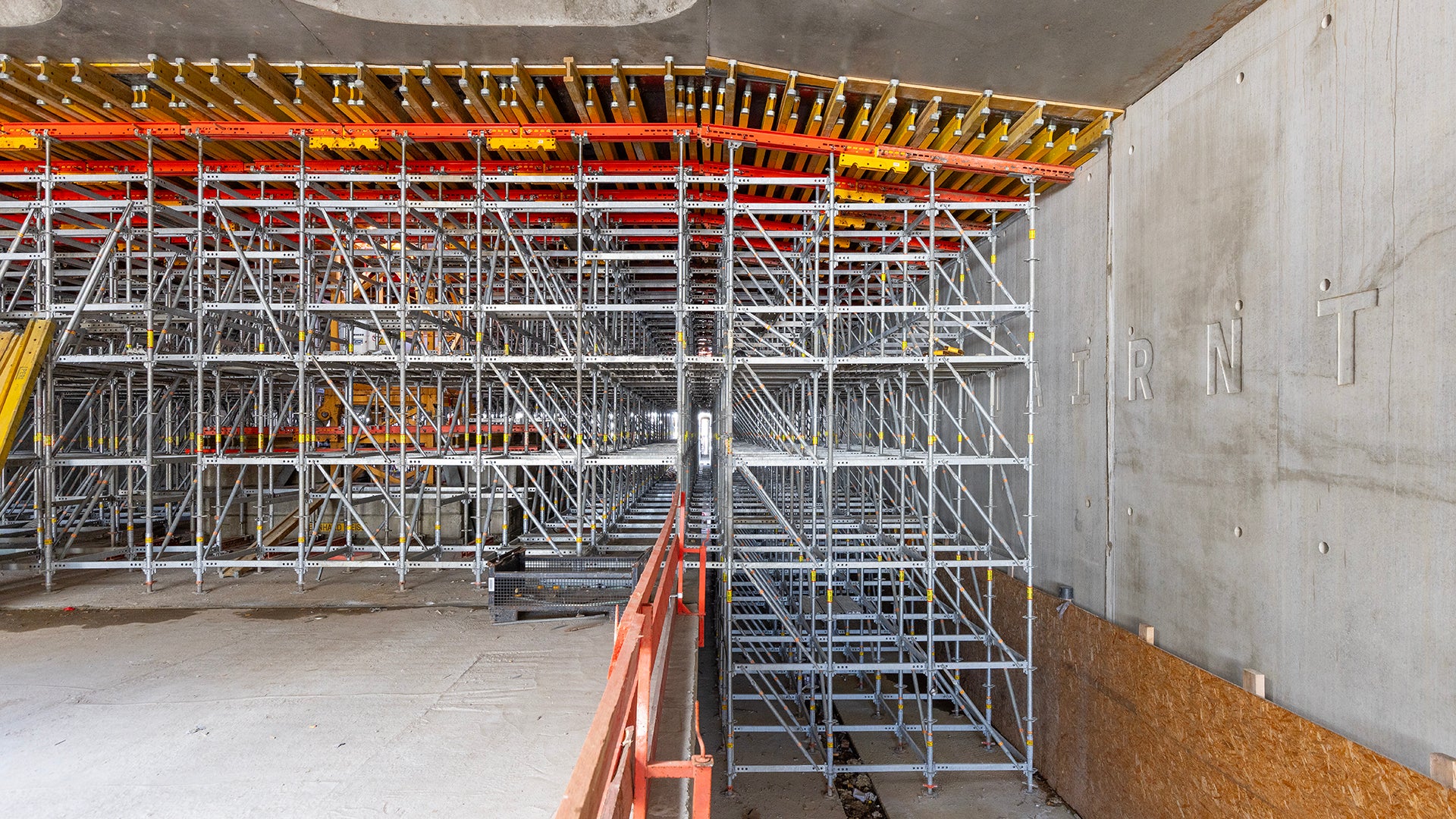 Für die jeweils 20 m langen Abschnitte im Bahnhofsbereich wurde die Deckenschalung auf ein PERI UP Traggerüst montiert.