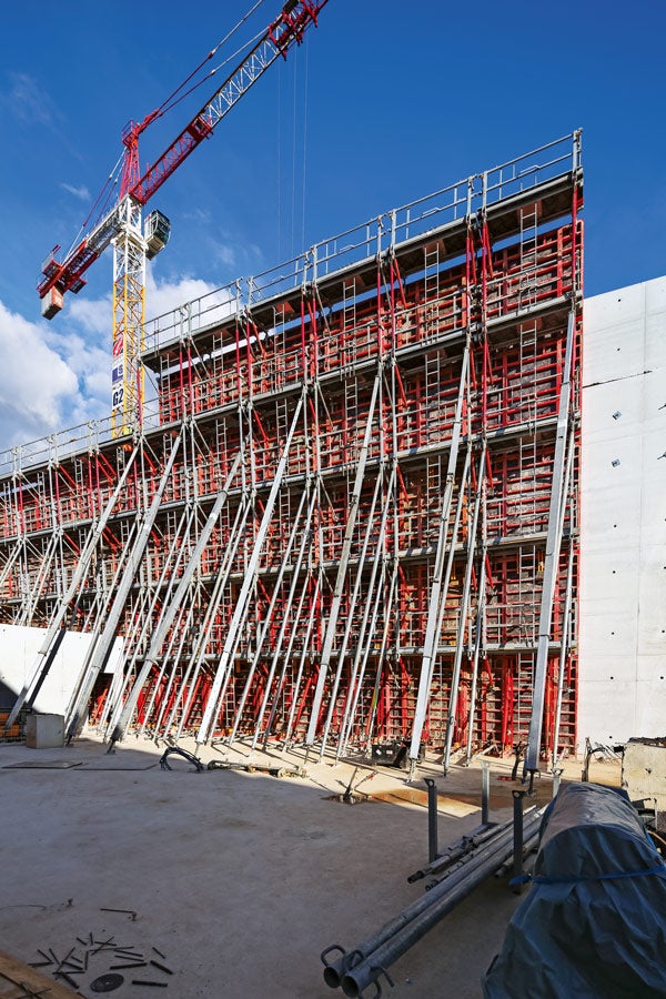 The TRIO panel formwork allows the construction of the 13.50 m high walls with variable inclinations. Up to 14 m long RS push-pull props ensure the correct alignment of the elements.