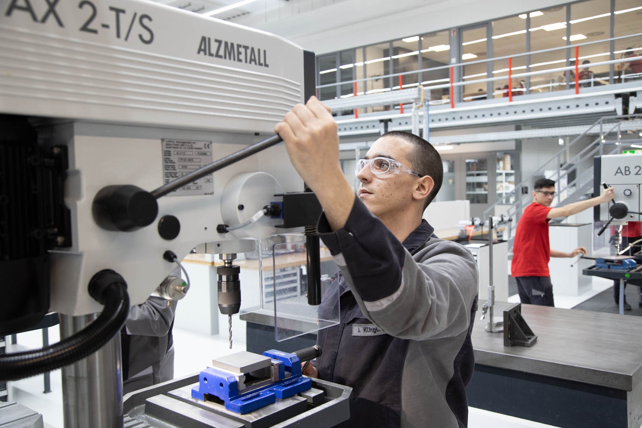 Machine and Plant Operator for Metal and Plastics Technology