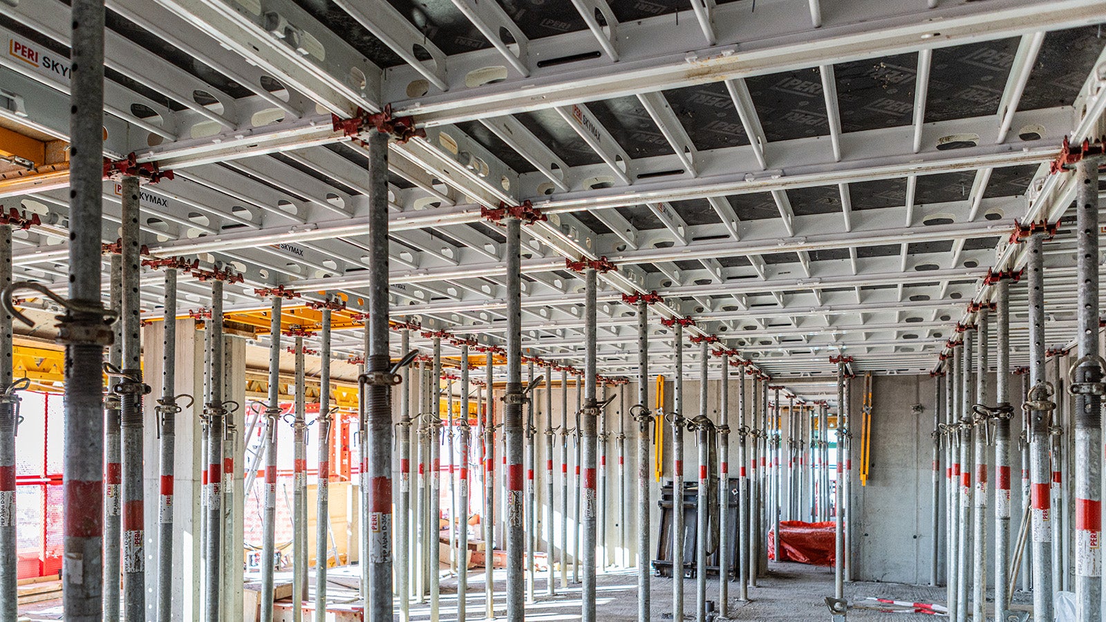 De vloeren worden bekist met het PERI SKYMAX vloersysteem. De grote, lichte panelen zorgen voor snelle montage.