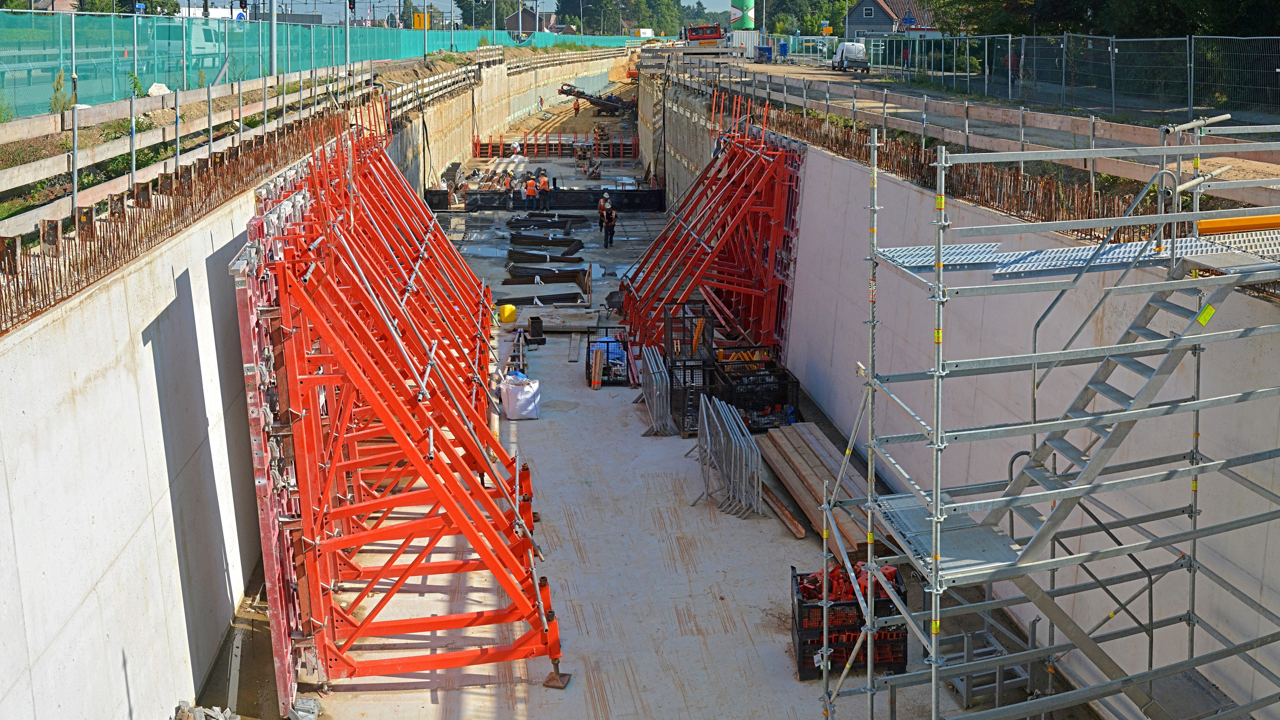 SB-2 bokken waren de uitkomst voor de vijf meter hoge, schuine tunnelwanden. 