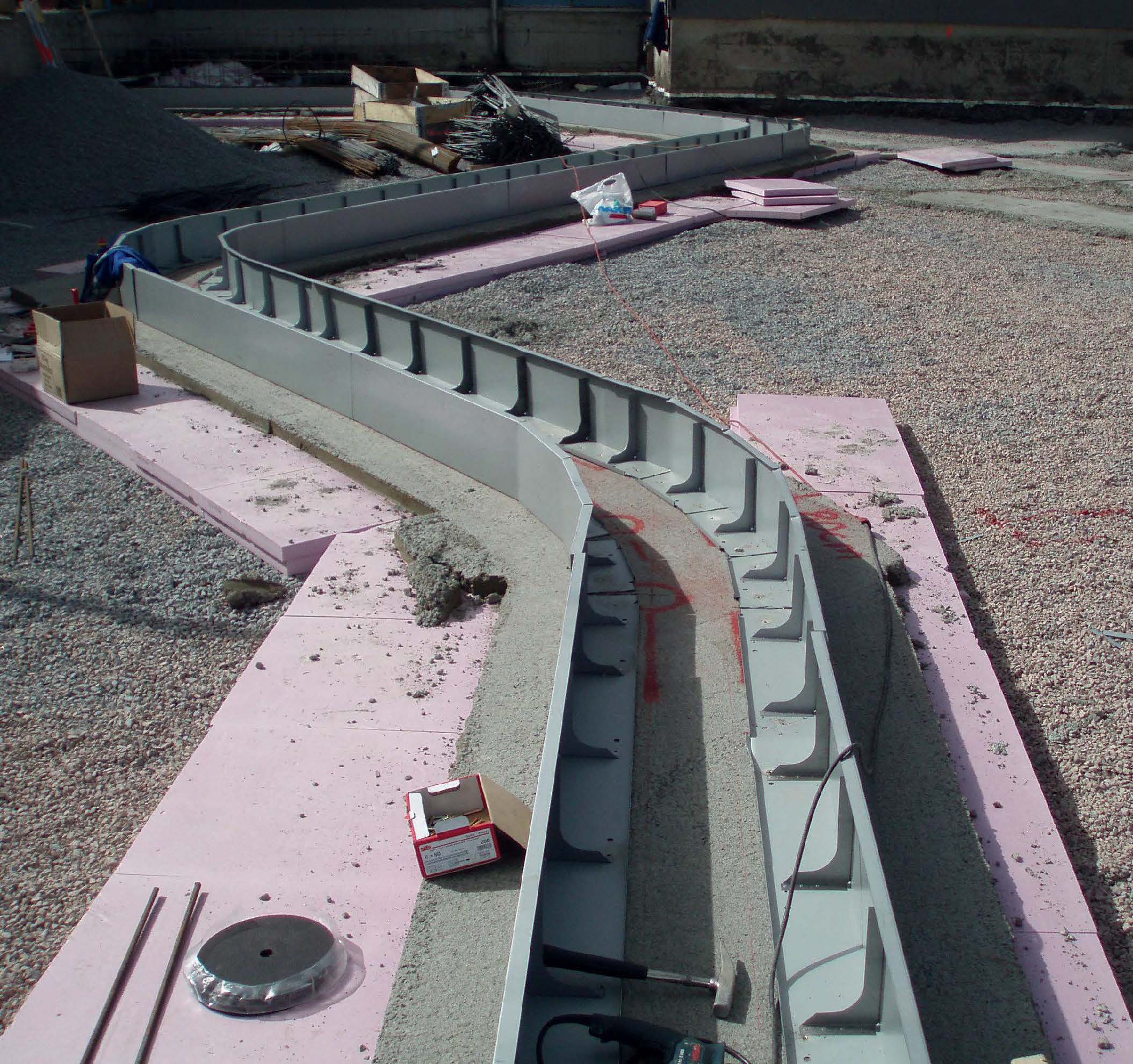 Speed Edge Formwork consists of galvanized sheet steel and is designed for the installation of floor and base slabs.