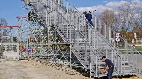 Bundeswehr, Feuerwehr und Technisches Hilfswerk errichteten die PERI UP Treppen- und Brückenkonstruktion in wenigen Tagen – unter Anleitung eines erfahrenen PERI Supervisors.