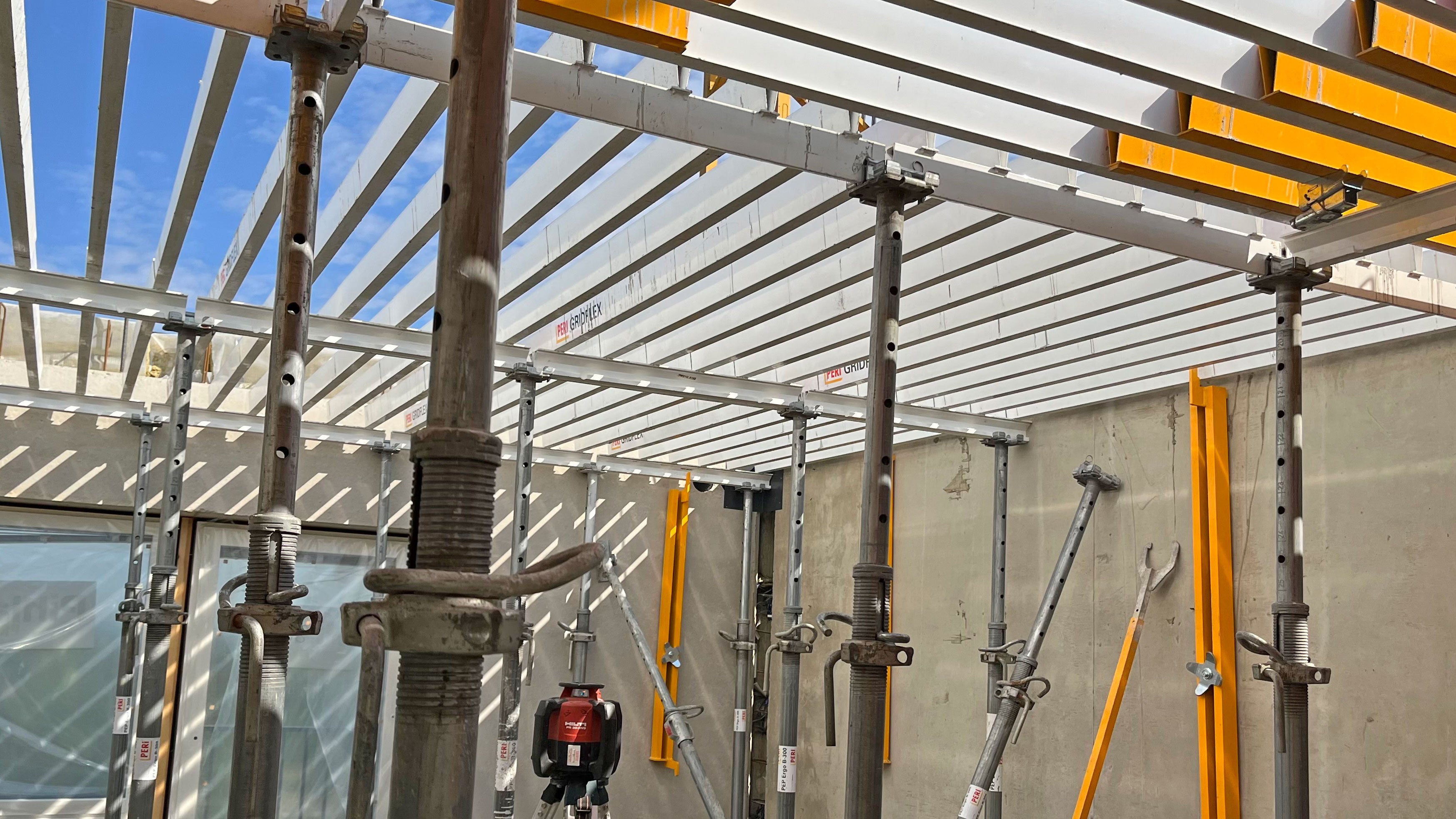 GRIDFLEX-järjestelmän asennuksen ja purkamisen aikana muotin alapuolella liikkuminen on entistä työturvallisempaa, koska GRIDFLEX-järjestelmässä holvitukien kanssa ei tarvita asennustukia, joihin olisi mahdollista kompastua. 