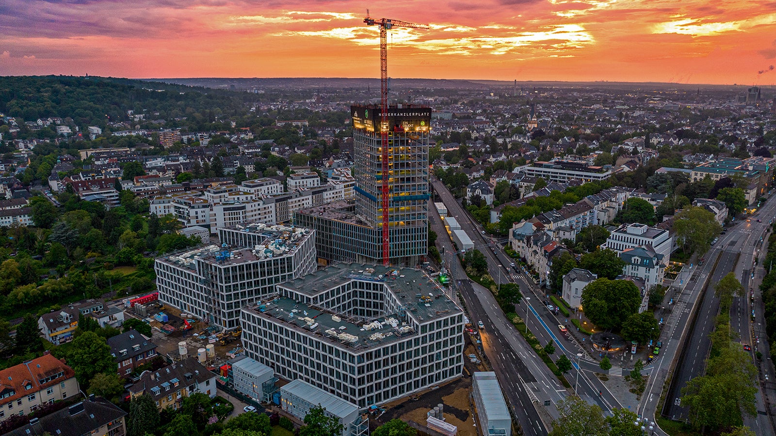 Parallel zur Fertigstellung der Sockelgeschosse ließen sich am 100-m-Hochhaus innerhalb der sukzessive mitgeführten PERI RCS Einhausung alle Schalungs-, Bewehrungs- und Betonierarbeiten unterbrechungsfrei ausführen.<br/>(Foto: Art-Invest / KIRO, Markus Kirch