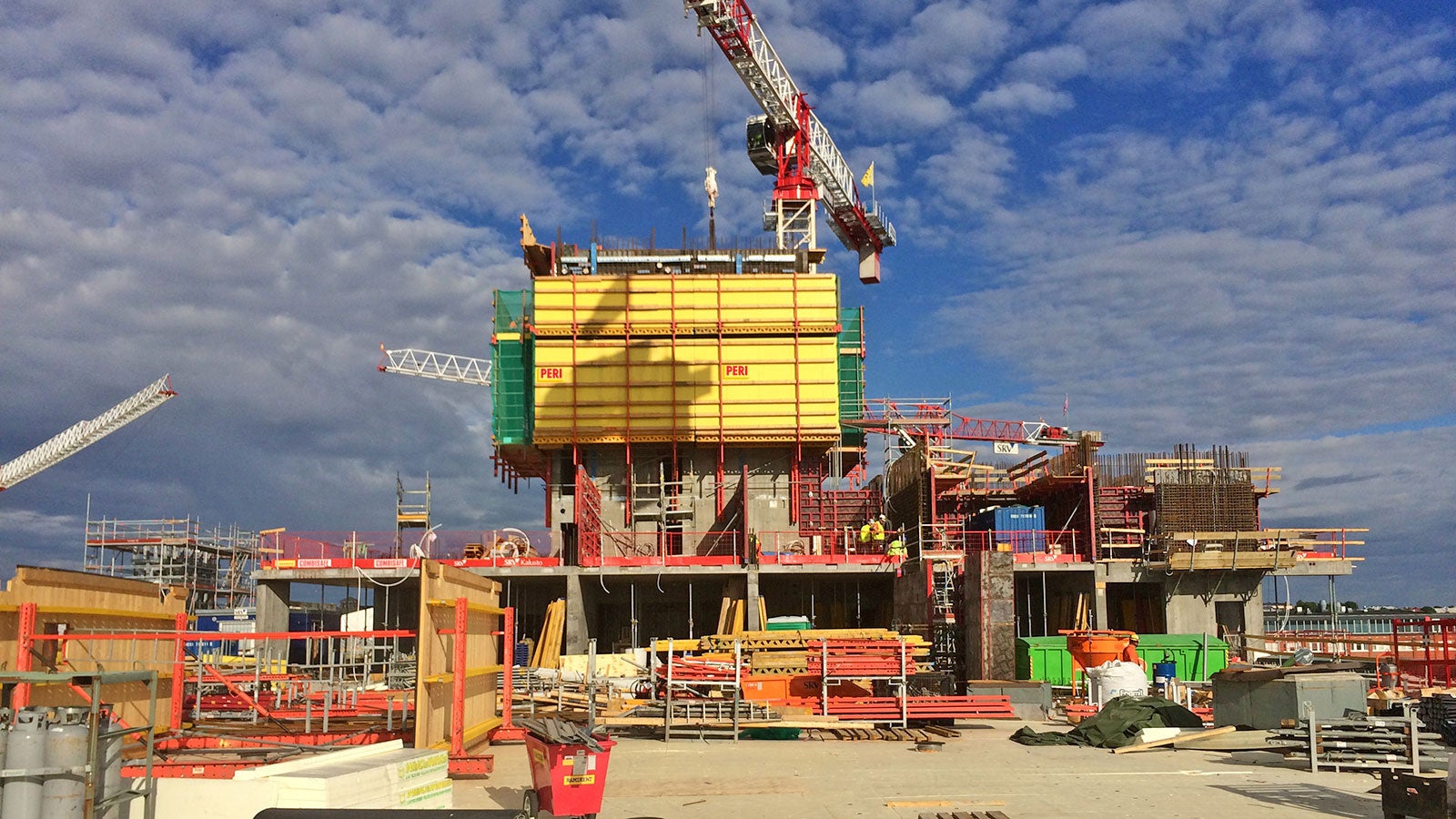 Ensimmäinen tornitalo, Majakka, rakentuu kiipeävän RCS-järjestelmän avulla.