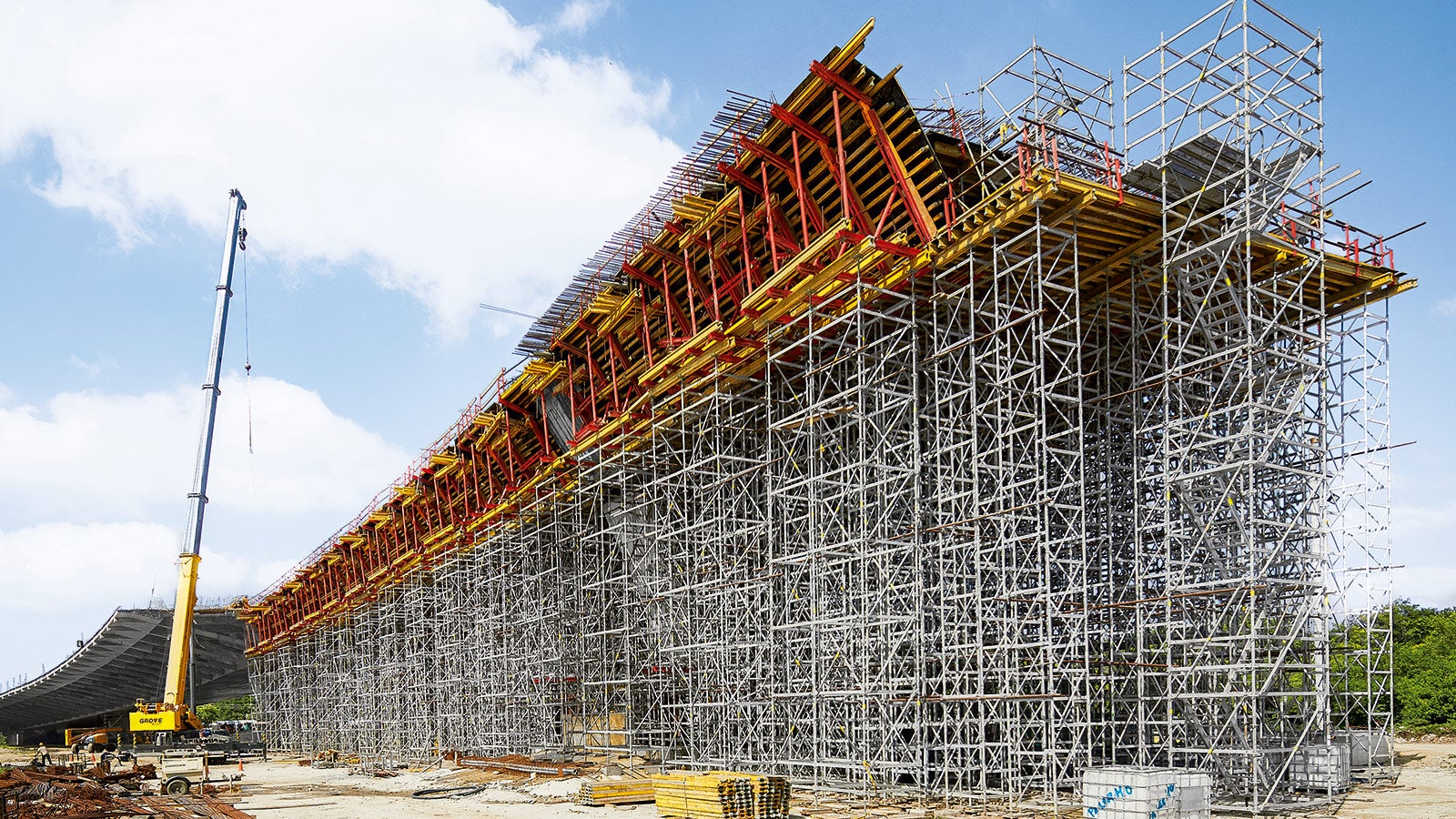 Perfect realizate pentru a se potrivi cu soluția de cofraj, turnurile de tip PERI UP Flex și ST 100 au format construcții de susținere cu sarcină mare, cu înălțimi cuprinse între 5 m și 22 m în zonele de margine ale podului. PERI UP a oferit, de asemenea, acces la scări, pentru a atinge nivelurile de lucru mai înalte.