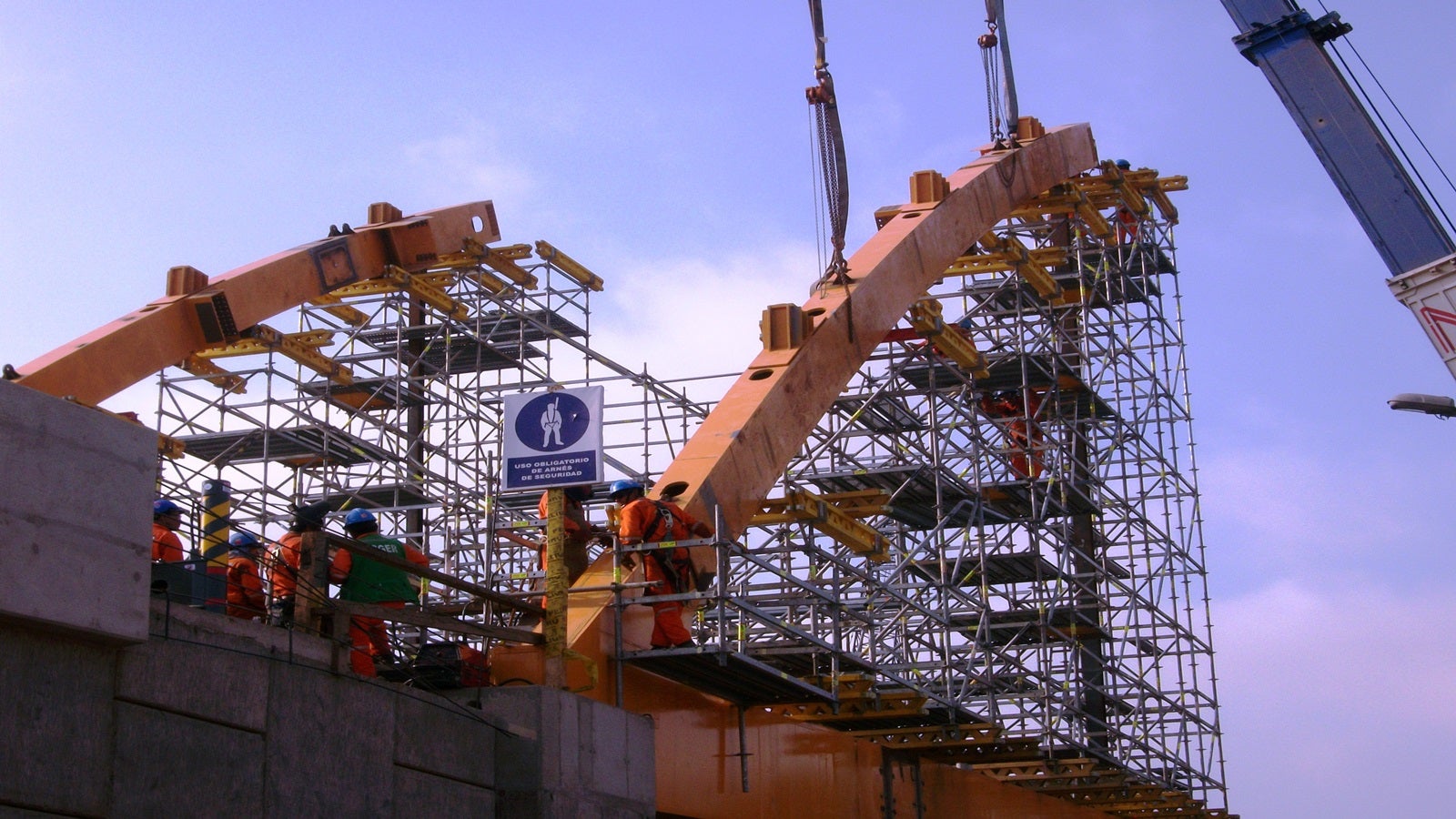 El montaje de los andamios y de los segmentos del puente avanzaban mano a mano - con un ritmo de trabajo rápido y máxima seguridad.