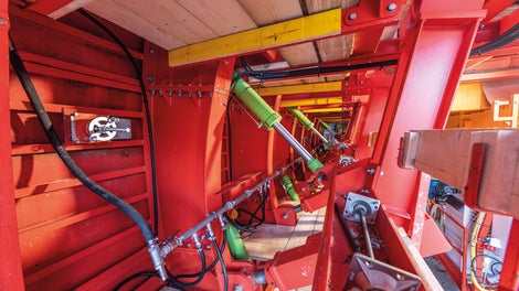 Das innovative Raupensystem umfasst beachtliche Maße von 8,07 m Höhe und 14,50 m Länge sowie 10,70 m Breite im verfahrenen und 11,20 m Breite im betonierbereiten Zustand. 