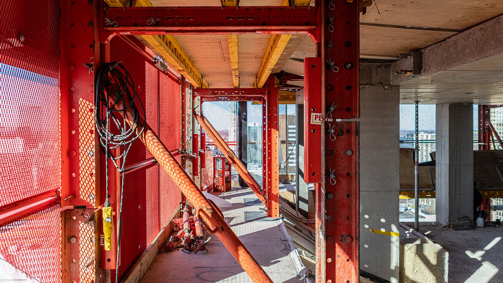 Eén van de veel werkniveaus binnen het veiligheidsscherm waarin de ruw- en afbouwwerkzaamheden plaatsvinden. 