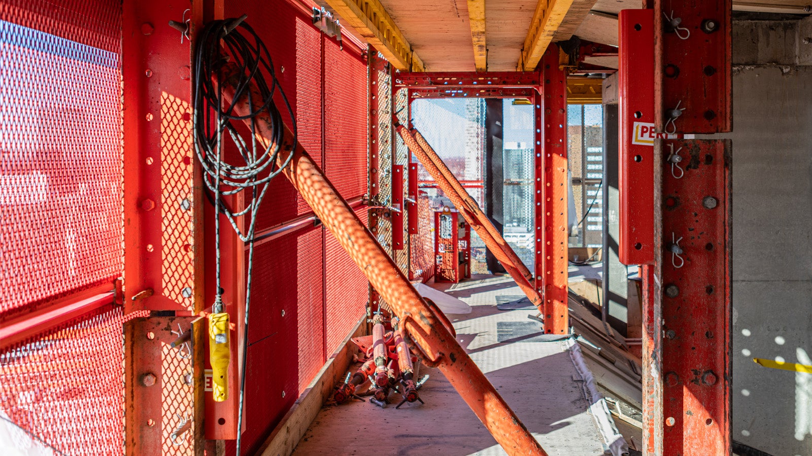 Eén van de veel werkniveaus binnen het veiligheidsscherm waarin de ruw- en afbouwwerkzaamheden plaatsvinden. 