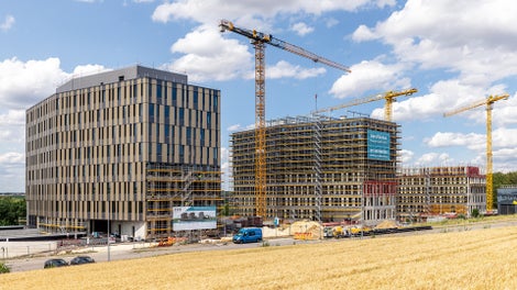 Der neue Komplex der Ulmer Wissenschaftsstadt schafft in drei Gebäuden rund 35.000 m² Bürofläche, darunter mehr als 10.000 m² für Labore, Forschung und Entwicklung. Maßgeschneiderte Gerüst- und Schalungslösungen von PERI unterstützten den Baufortschritt des Projekts und spielten ihre Kompatibilität aus.