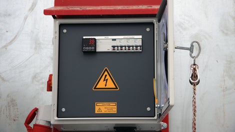 Ohjauskeskuksesta yhdistetään sähkökaapeli lämmityselementtiin. Maksimiteho ohjauskeskuksessa on 7200 W.