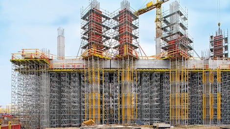 Stupovi poprečnog presjeka 1,40 m x 1,40 m montirani su TRIO oplatom. Za armaturne i montažne radove PERI UP armaturne skele, postavljene na MULTIPROP tornjevima, nude maksimalnu sigurnost. 