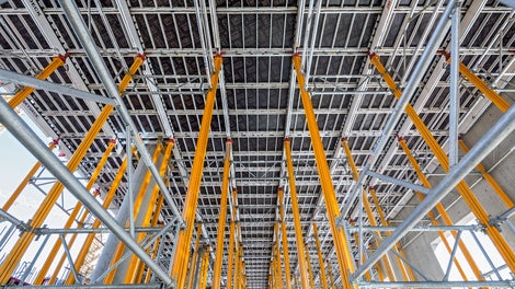 Lehký hliníkový a flexibilně použitelný systém SKYDECK a systémové díly MULTIPROP ušetřily čas a náklady při bednění stropů.