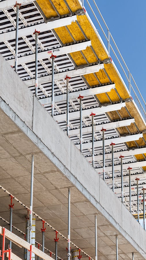 Mit der SKYDECK Bühne erreichte das Baustellenteam die systematische Montagefolge und die hohe Sicherheit des Standardfeldes auch am Deckenrand. Zudem stand bei der Herstellung der Brüstungen genügend Arbeitsraum zur Verfügung.