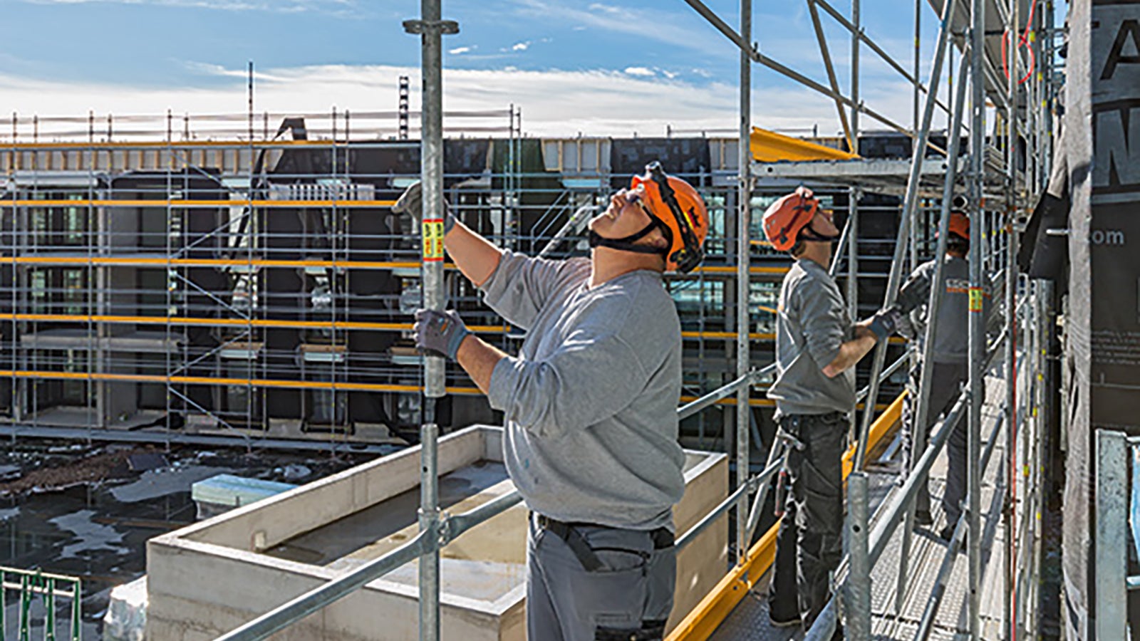 High levels of safety during assembly – for example here at the Prinz-Eugen-Karree residential complex in Munich, Germany.