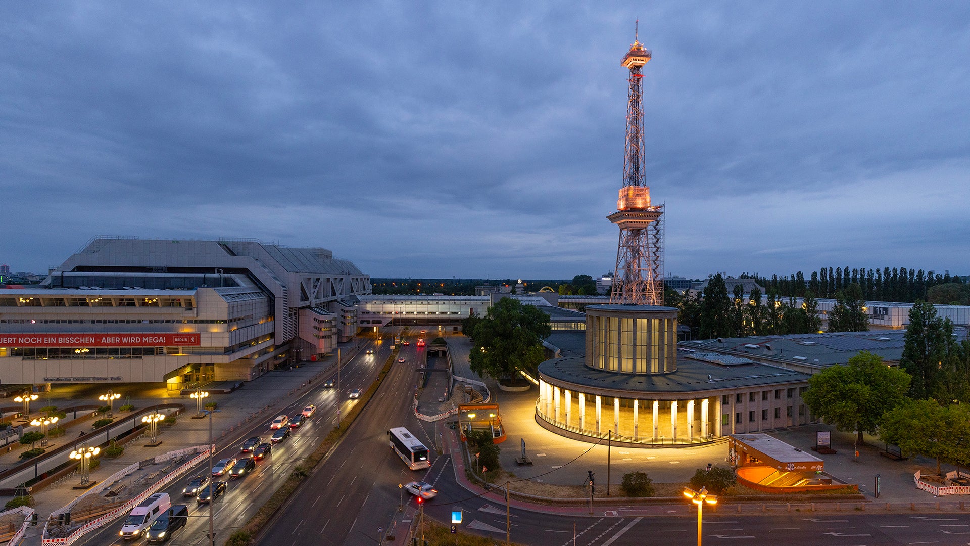 Der 1926 erbaute, 147 m hohe Funkturm steht inmitten des Berliner Messegeländes.