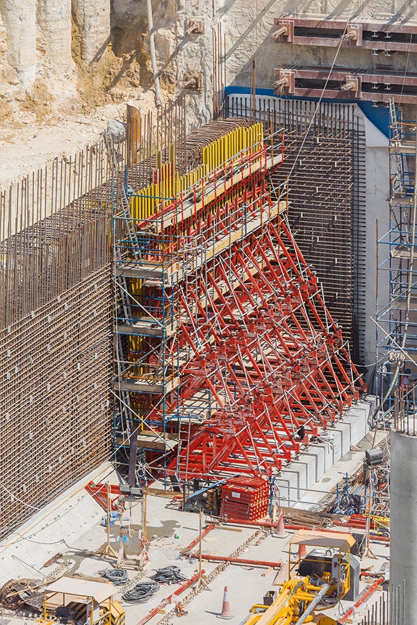 During the single-sided forming of the up to 9.50 m high walls with the VARIO Girder Wall Formwork, the fresh concrete pressure is reliably transferred to the sub-structure by means of SB Brace Frames.