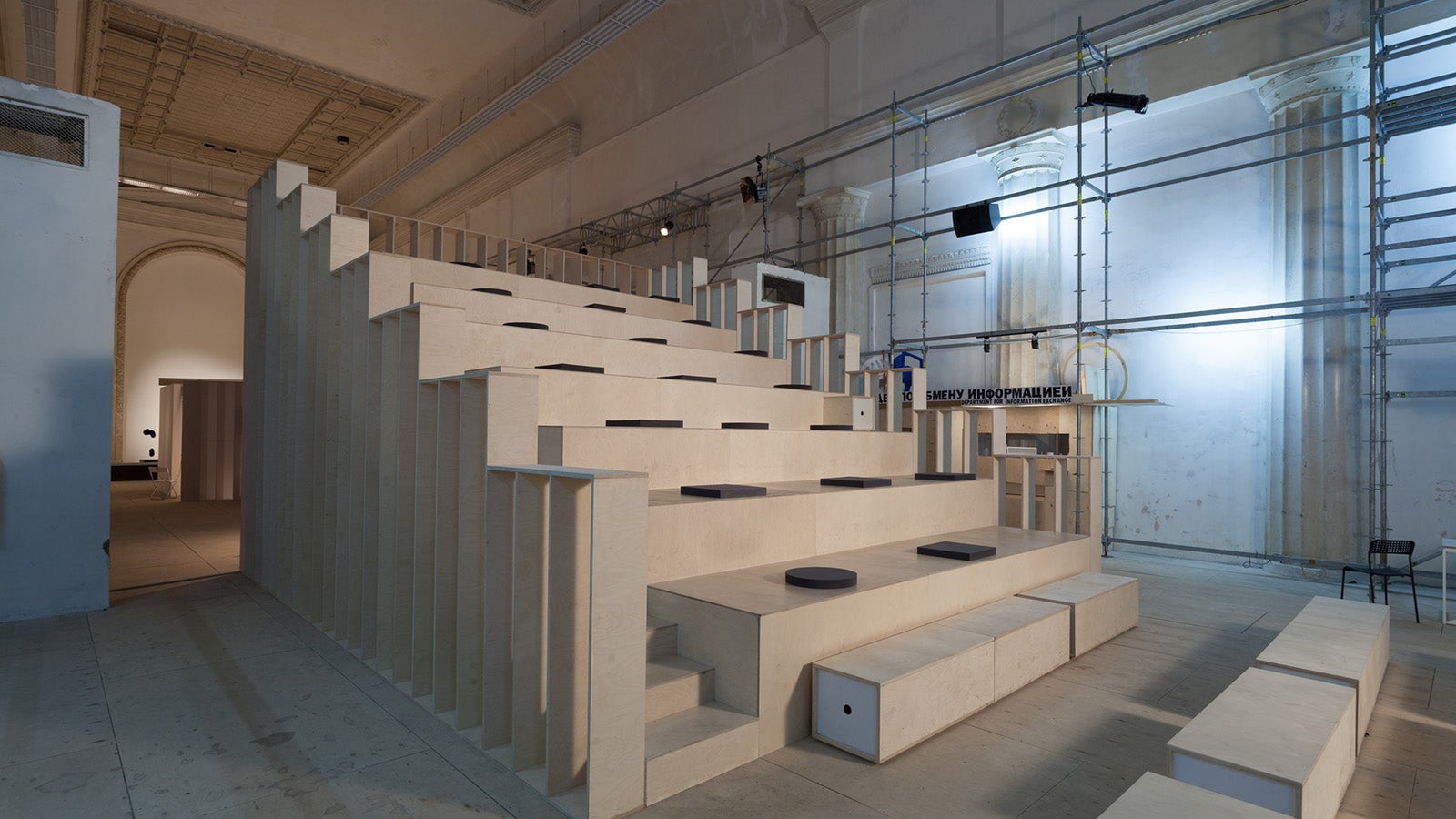 Каркас трибуны собран из системы промышленных лесов PERI, сверху обшит фанерными листами для удобства зрителей.