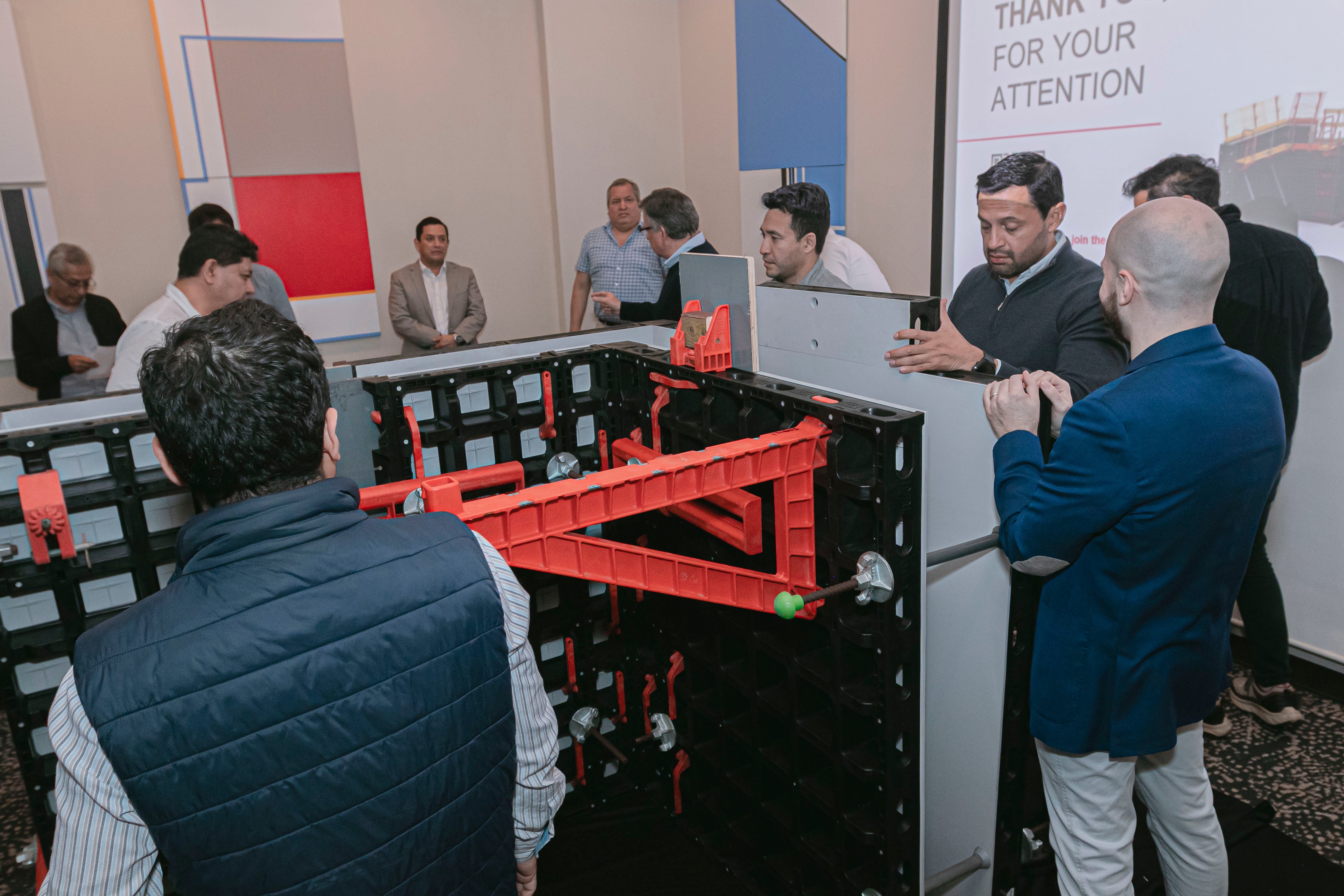 Los clientes fueron invitados a interactuar con el producto