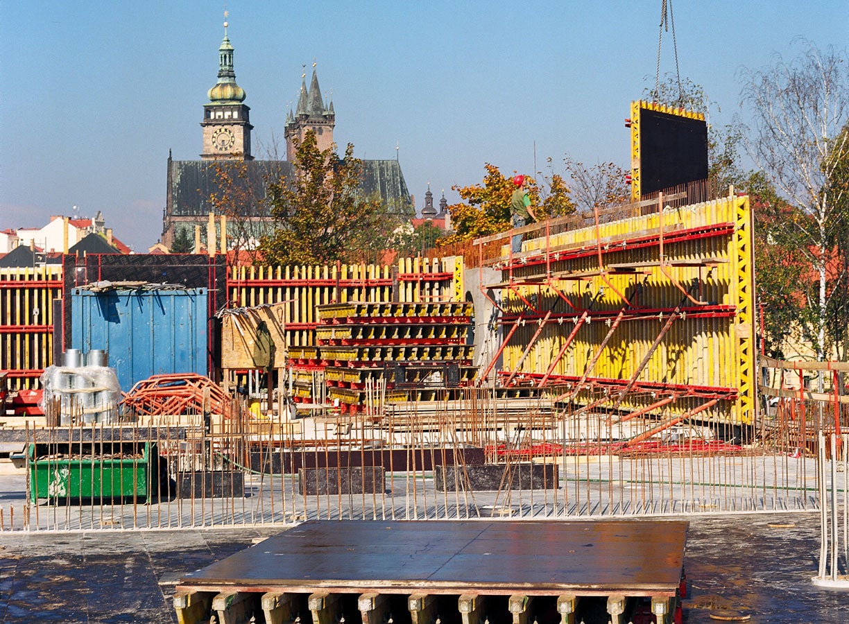 The flexible waler arrangement of the VARIO GT 24 wall formwork elements allowed the realization of the required tie pattern.