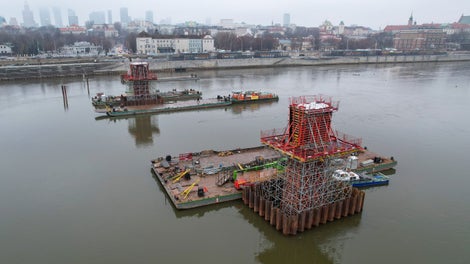 Budowa kładki pieszo-rowerowej przez Wisłę (fot. Cezary Małecki).