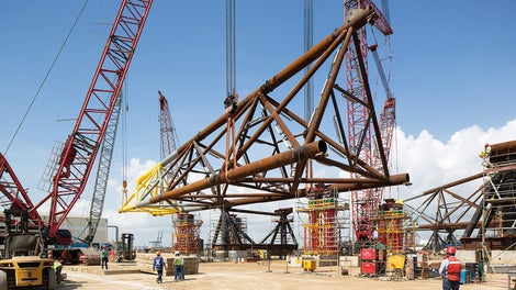 PERI engineers were on site to assist the construction site team with the assembly of the ALPHAKIT Towers which supported the tripods.