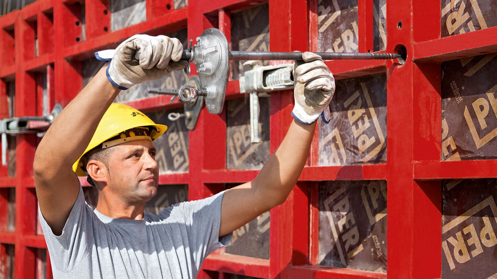 The special MX tie is installed from one side only and is used without spacer tubes and cones. As a result, both material requirements and costs are reduced as well as saving time.<br/>