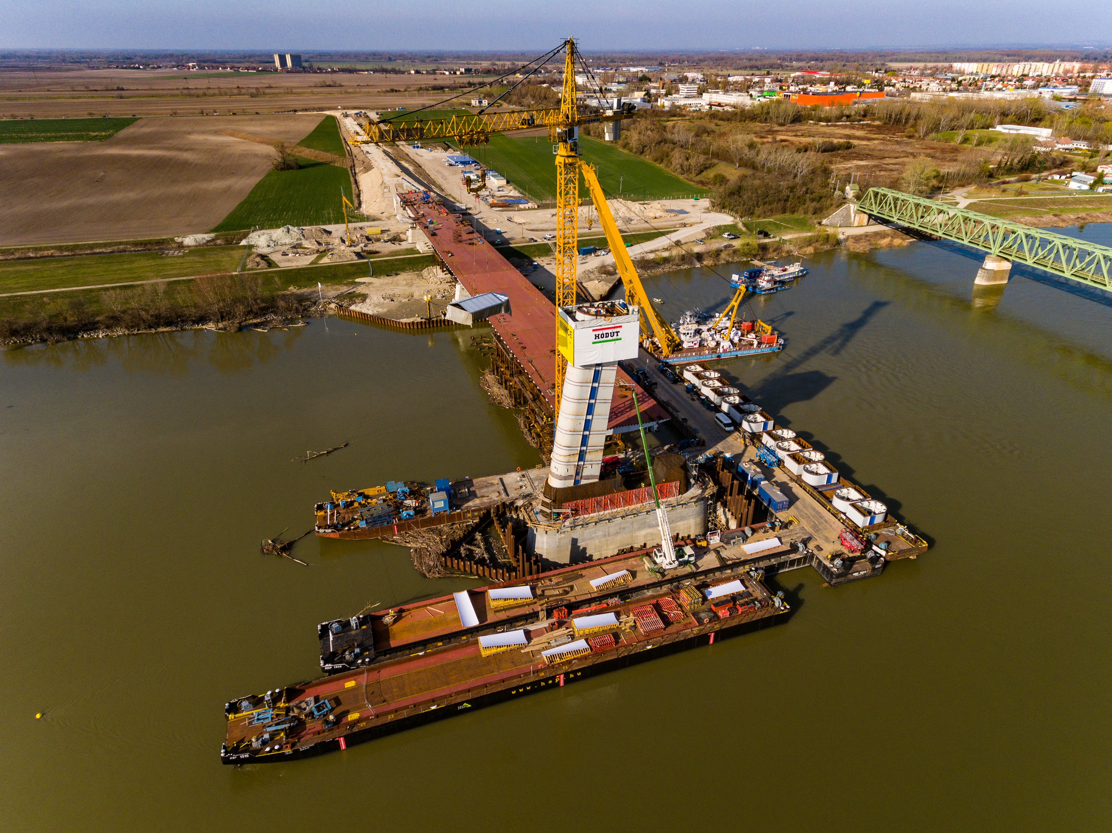 Tento mostný objekt sa nachádza v<br/>nitrianskom kraji medzi mestami<br/>Komárom – Komárno. Celková dĺžka<br/>mosta je 600 m.