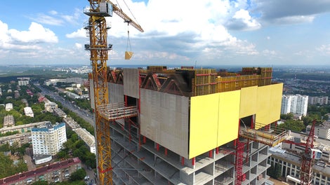 Выносные площадки, смонтированные со всех сторон здания, позволяют строителям быстро и без проблем перемещать опалубочные столы на следующий этаж и подавать необходимое оборудование.