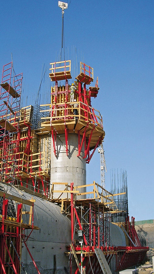 Com alturas de ciclo de concretagem de até 3,60 m, as colunas intermediárias da instalação do açude poderiam ser economicamente escaladas.