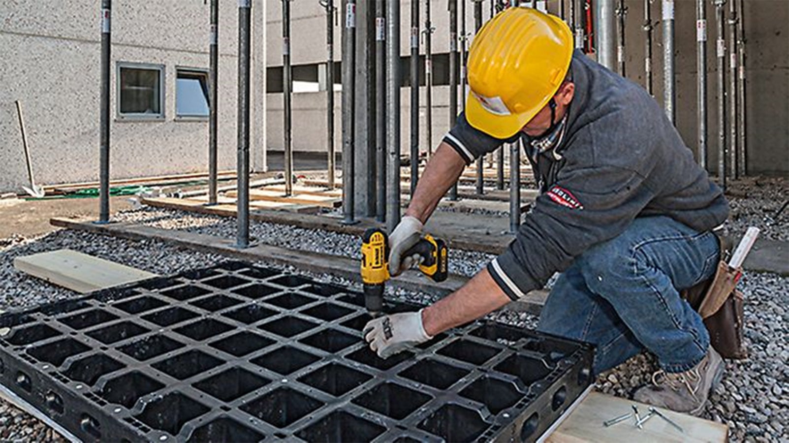 Ważna cecha systemu DUO: łatwa wymiana poszycia umożliwia szybki remont deskowania – bez specjalistycznych narzędzi i wiedzy fachowej.<br/>