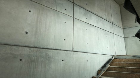 Изграждане на производствена база с представителен магазин MONNI - видим бетон на вертикални елементи