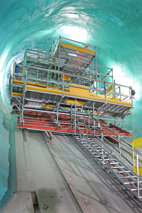 Raised formwork units comprised of system components from the VARIOKIT engineering construction kit support a PERI UP load-bearing scaffold. The heavy-duty spindles allow optimal adaptation to suit the inclined contact areas.