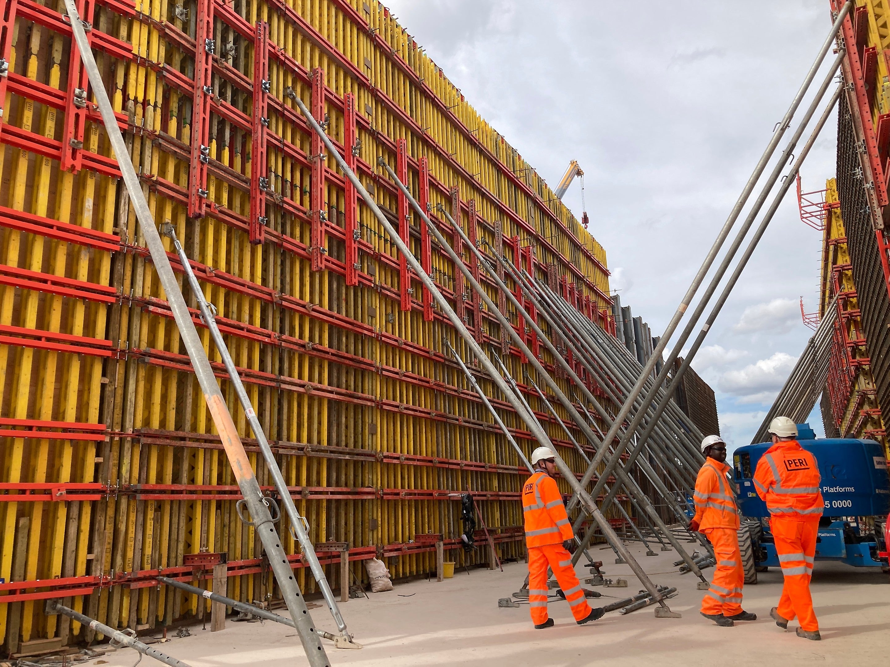 Unlike standard pre-built panel systems, VARIO is assembled from individual steel walers, timber girders, and a plywood face. 