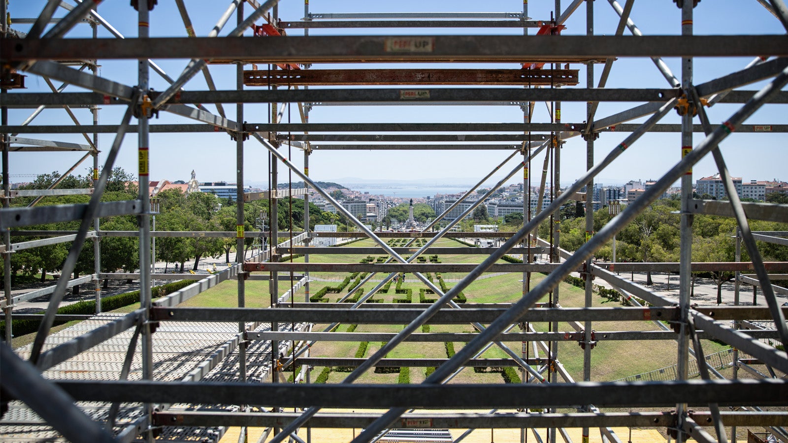 The team had to bear in mind the considerable height and wind exposure of the area, which necessitated the securing of the perimeter and the addition of numerous counterweights. (Photo: PERI SE)<br/>