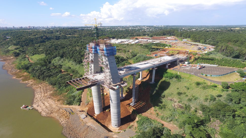 Na superestrutura, para utilizamos uma combinação do VARIO + MULTIFLEX (153 ton) para utilização do tabuleiro empurrado. Na concretagem do mastro (156 m²) utilizamos nossa plataforma Auto Trepante RCS e chegamos a ter 12 plataformas por mastro na obra. 