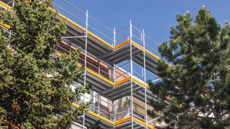 Bei der Umsetzung ihrer PERI QuickSolve Planung profitieren Fachbetriebe gleich doppelt, denn mit dem Easy Stiel geht die Montage eines Fassadengerüsts mühelos und schnell von der Hand. 