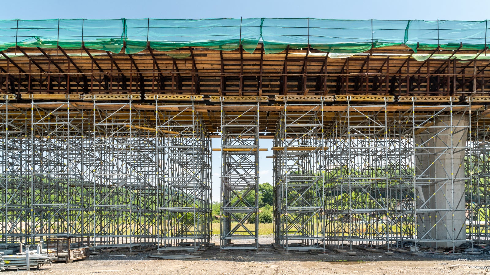 PERI UP Flex sistem skele pokazao se kao savršeno rešenje. Ovaj sistem nudi visok nivo fleksibilnosti i stabilnosti, omogućavajući izvođačima da rade efikasno i bezbedno, čak i na najzahtevnijim delovima gradilišta.