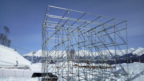 Конструкция из лесов PERI UP Flex легко приспосабливается к гористой местности. При этом используются стандартные элементы системы, которые устанавливаются с разницей по высоте в 0,5 метра.