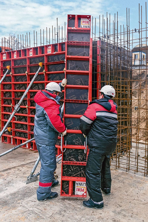 LIWA系统是由平板式空心型材焊接而成的框式模板，其重量明显的低于传统的框式模板，因此可徒手安装。
