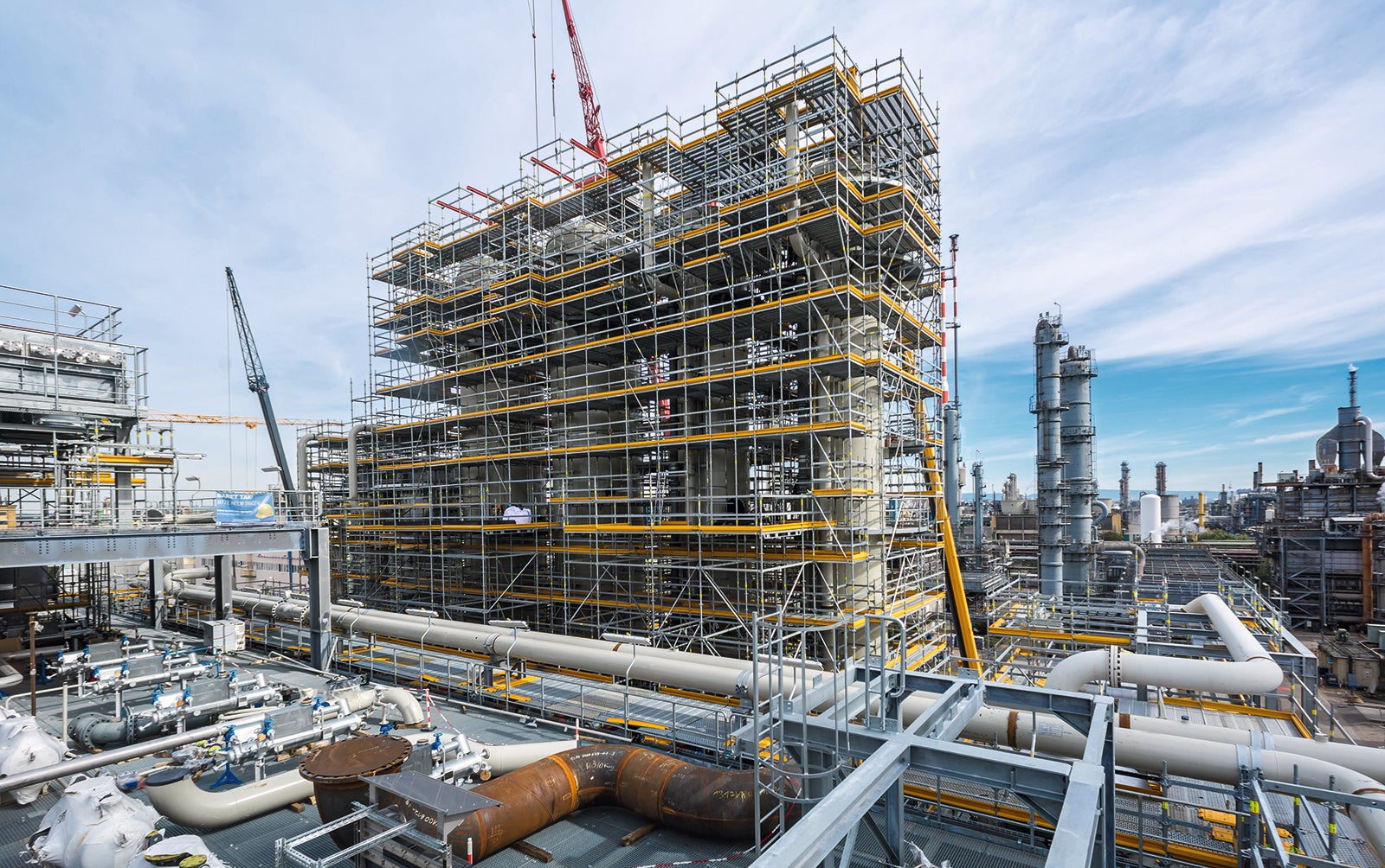 At BASF's largest current investment project, an innovative scaffolding concept based on the PERI UP Flex scaffolding system has been saving both time and money - and has also set high standards regarding work safety.