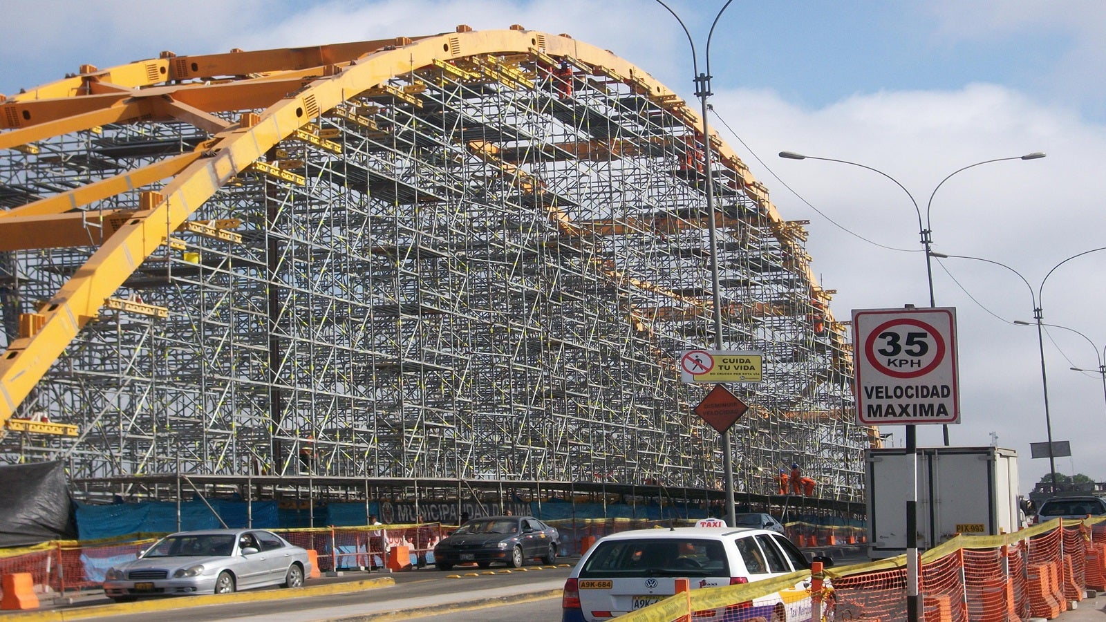 Puente de arcos de acero montado con rapidez y seguridad.