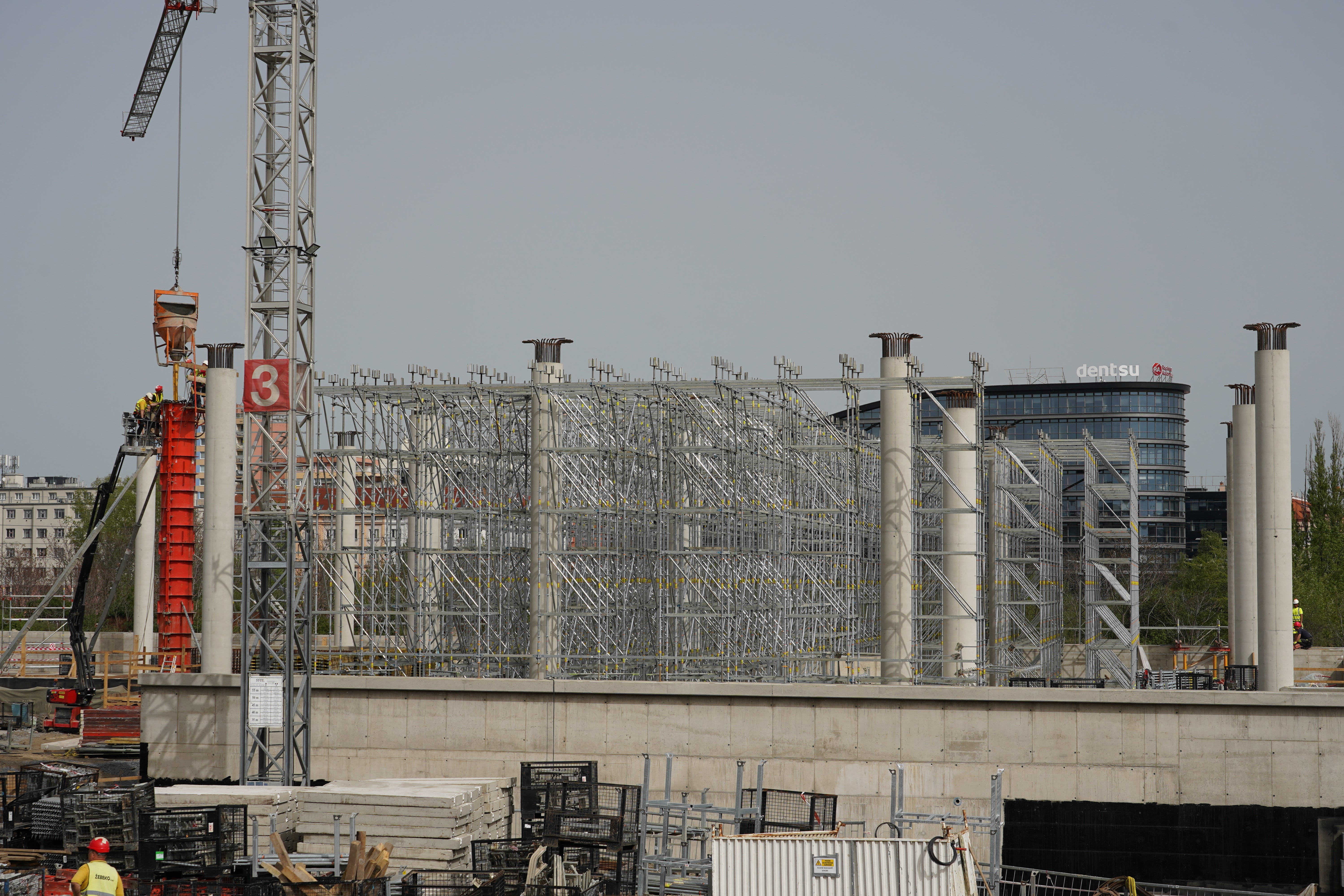 Kruhové sloupové bednění SRS od PERI splnilo vysoké nároky na povrch betonu u 10 metrů vysokých sloupů