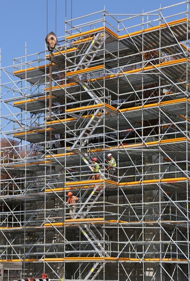 Easily adapted for accessing building openings with brackets and small flights of stairs – regardless of storey heights.