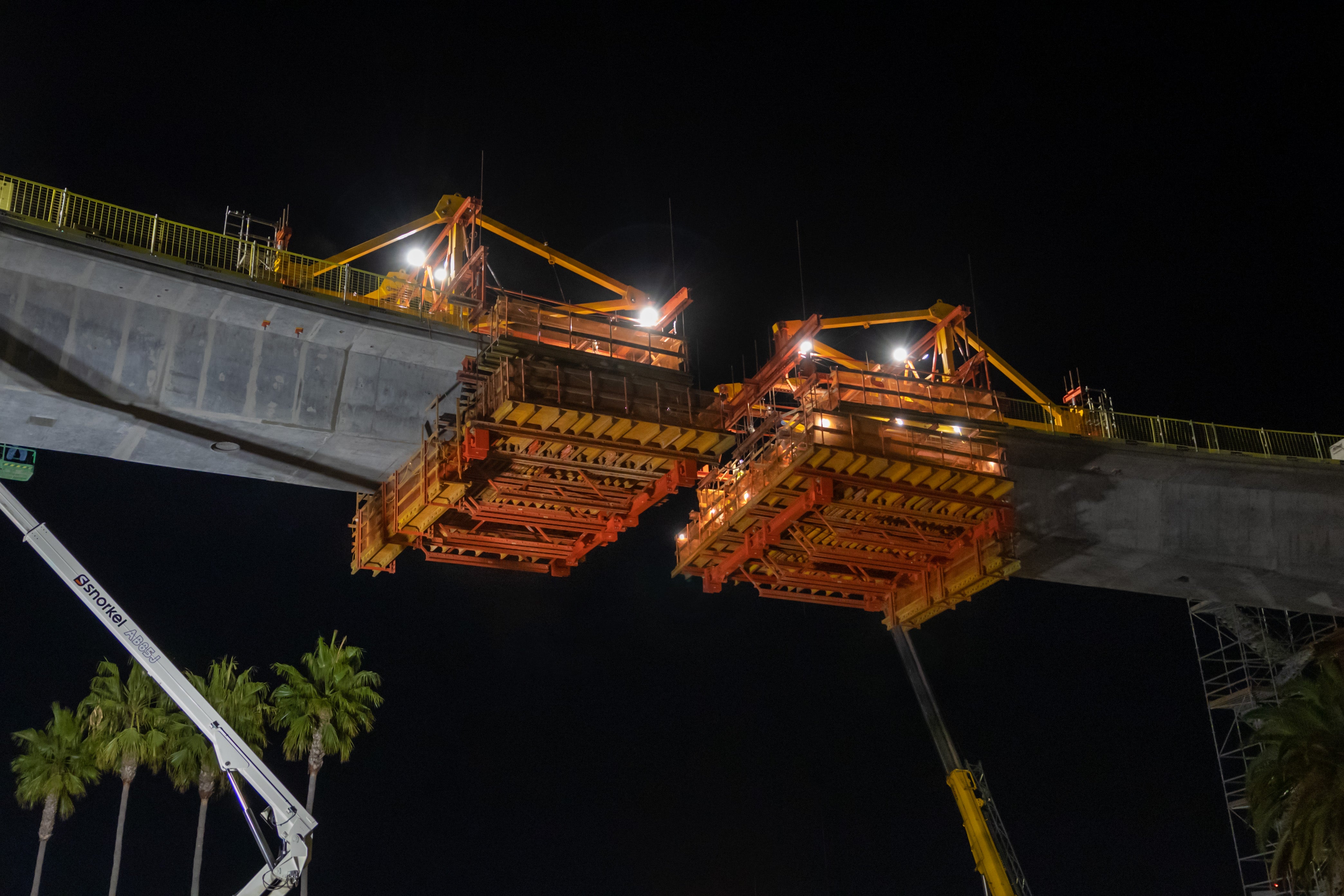 The LAX Automated People Mover was the first project in the United States to use the VARIOKIT VBC system and featured custom turning mechanisms for the curve and traffic crossings.