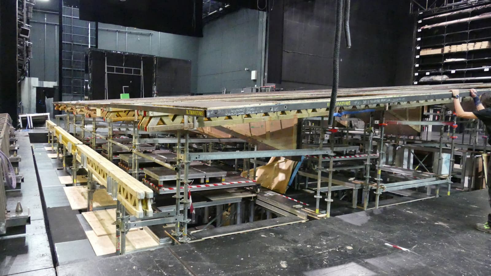 Escenario para Il Trovatore: PERI en el Palau de les Arts 