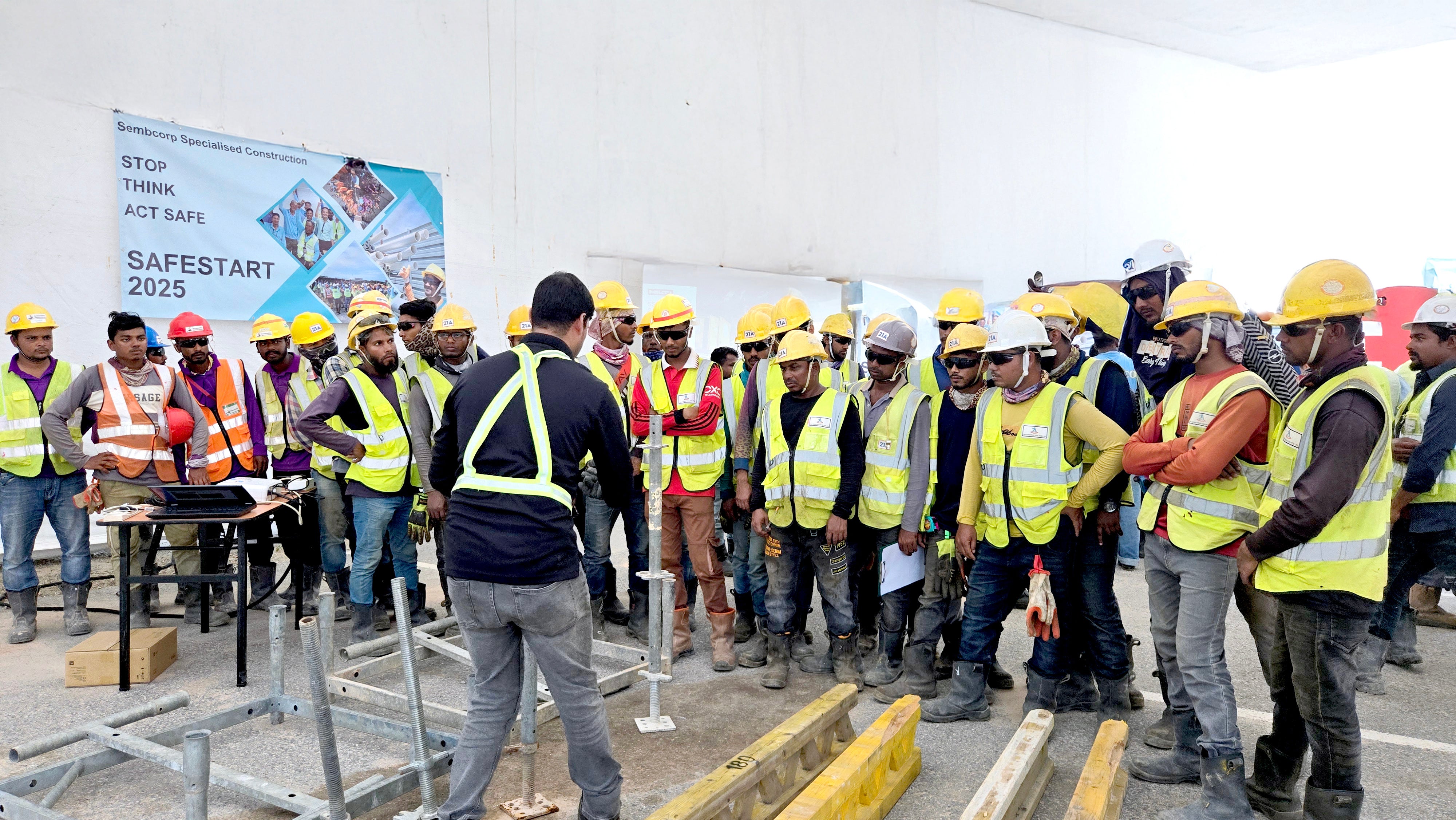 PERI Singapore was invited to take part in Sembcorp Specialised Construction's SAFEStart initiative in January 2025. The event aims to elevate safety knowledge for the site crew, specifically regarding the systems and materials they work with daily.