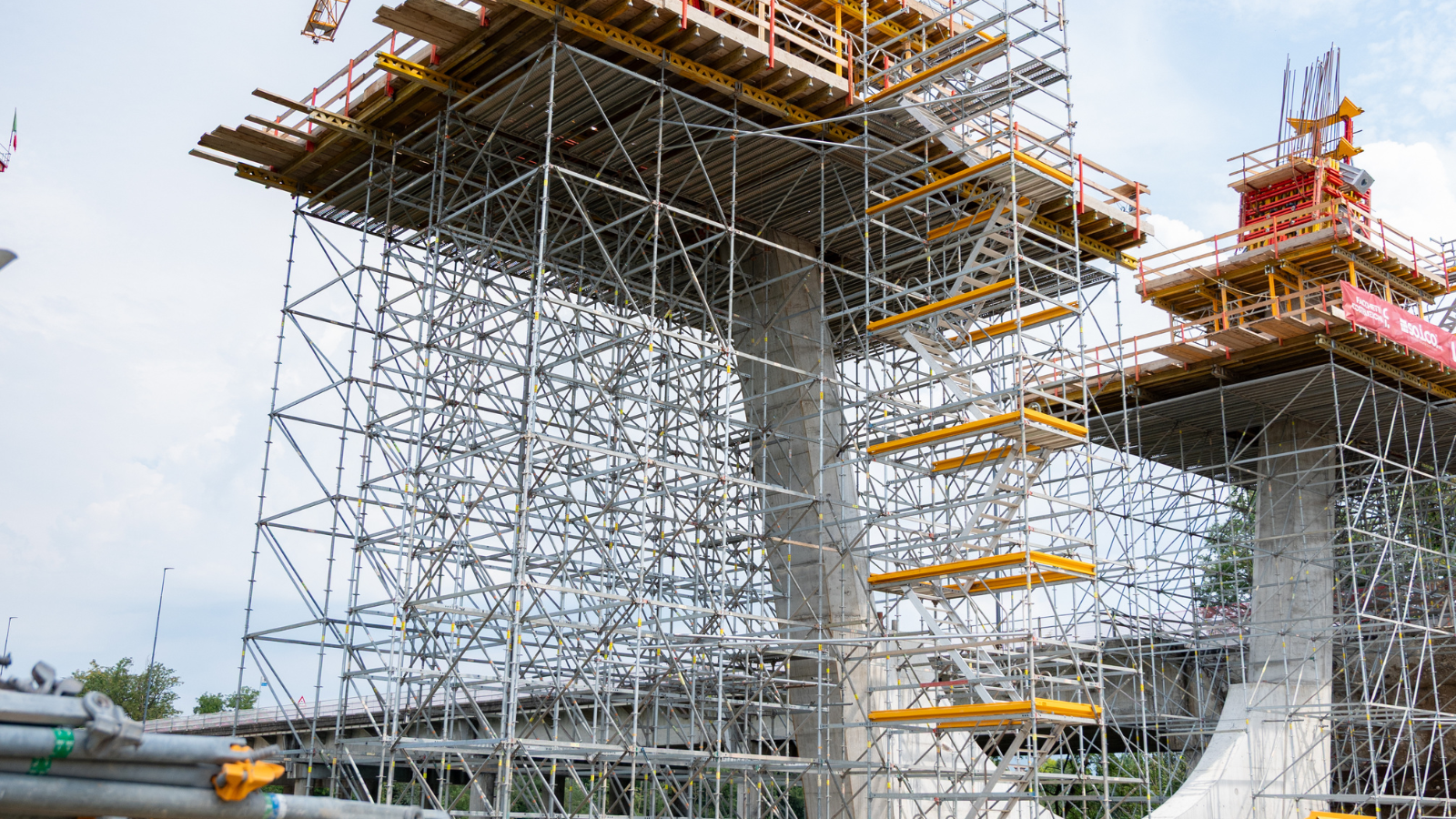 Il ponteggio multidirezionale PERI UP è stato utilizzato come sistema d'accesso, per la posa del ferro e come sostegno delle casseforme nel cantiere del nuovo di Palazzolo tra le province di Bergamo e Brescia.